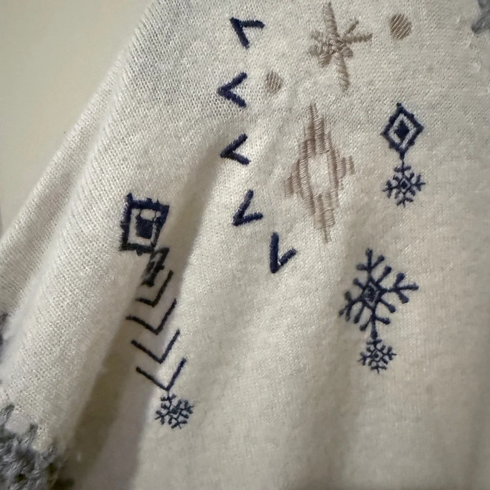 Johnny Was Cream V-Neck Whipstitch Cashmere Sweater with Blue and Red Embroidery - Picture 6 of 9